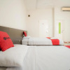 Отель RedDoorz near Pantai Pede, фото 19