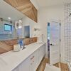 Отель Designer Eastside Hideaway W/ High Walkability 3 Bedroom Home, фото 10