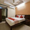 Отель OYO 16061 Hotel Holly Hock, фото 15