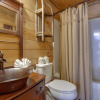 Отель Swiss Bear Haus, 4 Bedrooms, Hot Tub, Pool Access, Sleeps 12, фото 11