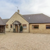 Отель Charming 3BD Cotswolds Family Retreat, фото 19