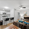 Отель Stylish 1BR Near UT Highland Evonify, фото 15