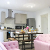 Отель Tudors eSuites 4 Bedroom House, фото 4