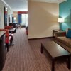 Отель Holiday Inn Express & Suites North Kansas City, an IHG Hotel, фото 2