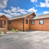 Отель Log Cabin w/ Deck & Hot Tub: 5 Mi to Dollywood!, фото 1