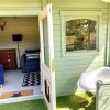 Отель Holly Tree Cottage - 3 bedrooms and large garden with optional glamping double outside, фото 7
