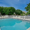 Отель Pelican Gardens 7 By Lido Beach, фото 14