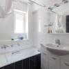 Отель New Stylish Apartment with Sea View, фото 9