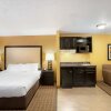 Отель La Quinta Inn & Suites by Wyndham Hot Springs, фото 21