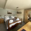Отель Stunning Two Bedroom Cottage in Honley, фото 18