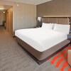 Отель Holiday Inn Express and Suites Columbus Edinburgh, an IHG Hotel, фото 3