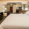 Отель Holiday Inn Express and Suites Bakersfield Central, an IHG Hotel, фото 6