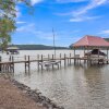 Отель Extraordinary Lake Front Home With Boat Dock , Private Deck And Fire Pit 3 Bedroom Home by Redawning, фото 15