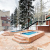 Отель Ski-in/ski-out : Balcony, Fireplace & Hot Tub Studio Bedroom Condo, фото 8