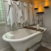 Отель Downtown BnB King Bed Clawfoot Tub & Hot Tub, фото 6