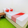 Отель OYO 90725 Zeevanna Guest House Syariah, фото 16