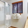 Отель Snowflower 49 Spacious Corner Unit, Private Washer Dryer by RedAwning, фото 21