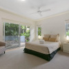 Отель Charming Noosa Heads Apartment; Laguna Bay Views - Unit 6 Taralla 18 Edgar Bennett Avenue, фото 2