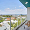 Отель Luxurious 2bed 2bath APT With Parking@southport, фото 6