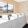 Отель Travelodge Costa Mesa - Newport Beach Hacienda, фото 3