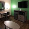 Отель Travelers Inn & Suites, фото 3