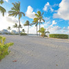 Отель Deja Blue - Comfortable Beachfront condo, фото 12