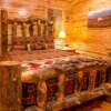 Отель Denali Private Cabin Includes Xbox, Hot Tub, and Stone Pizza Oven by Redawning, фото 4