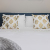 Отель King Beds Apt by SeaWorld. Pool, Hot Tub, Gym, фото 1