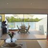 Отель Stylish New England lakeside retreat in the Cotswold Water Park with hot tub, фото 11