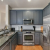 Отель CozySuites Oak Lawn with great rooftop, фото 3