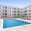 Отель Brand New Poolside 1 Bedroom Condo, фото 1