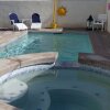Отель Large With Pool + Hot Tub, Close To Shopping 4 Bedroom Home, фото 37