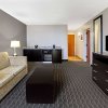 Отель La Quinta Inn & Suites by Wyndham Detroit Metro Airport, фото 8
