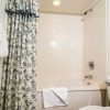 Отель Crescent Shores, Two-Bedroom Apartment with Sea View, фото 4