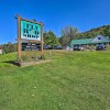 Отель Cozy Apt w/ Hot Tub & Deck, 10 Mi to Stowe Resort!, фото 1