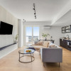 Отель Sanders Arch - Efficient Family Apt w Balcony, фото 12