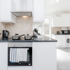 Отель Charming 3-bed Apartment in Romford, фото 14