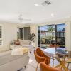 Отель Newcastle Short Stay Apartments - Adamstown Townhouses, фото 9