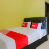 Отель Hj. Aniek Residence by OYO Rooms, фото 12