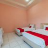 Отель RedDoorz near Silangit International Airport, фото 6