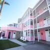 Отель The Pink Hotel Coolangatta в Голде-Косте