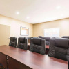 Отель Econo Lodge Inn & Suites East, фото 21