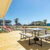 Отель SUNNY DAZE Walk to Beach 2 Decks Pet Friendly Has a Mini Bar, фото 20