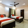 Отель V- Comforts By OYO Rooms, фото 26