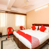 Отель OYO 17056 Hotel Chandra Palace, фото 1