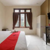 Отель RedDoorz near RS Adam Malik Medan 2, фото 11