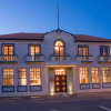 Отель The Crown Hotel Napier в Нейпире