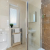 Отель Quirky 3 Bdr 2 Bath Cottage with Parking, фото 11