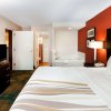 Отель La Quinta Inn & Suites by Wyndham Milwaukee Bayshore Area в Глендейле