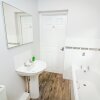 Отель Newly Refurbished House - 10 Minute Walk From City Centre, фото 8